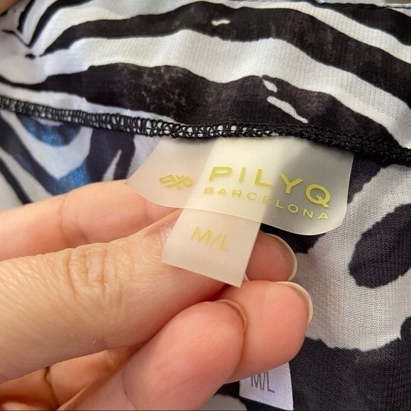 PILYQ Barcelona African Rays Embellished Tunic M/L - Picture 5 of 10